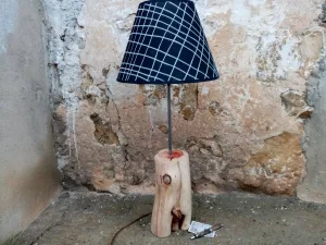 Lampara de madera con pantalla