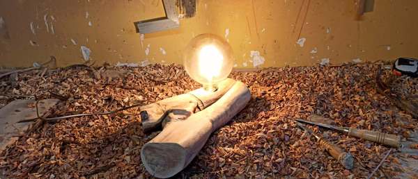 Lámpara de madera de sabina